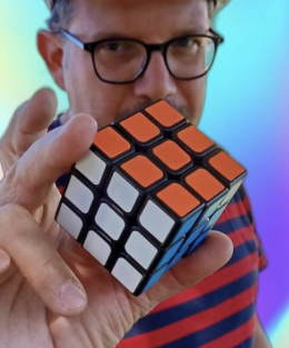 "Cubomania": la magia e il mistero del cubo di Rubik alla biblioteca civica di Alba