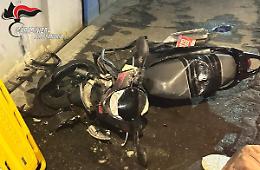 Sfreccia in scooter, si schianta e finisce in ospedale: i carabinieri scoprono che è rubato