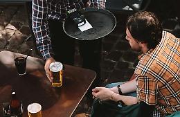 Botte da orbi fuori dalla birreria perché non ha liberato il tavolo
