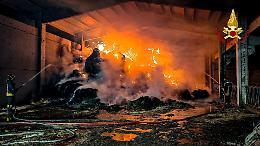 Devastante incendio in provincia di Torino, in fiamme una cascina piena di fieno e macchinari
