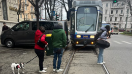 Corso Sommeiller, ora si incastra anche il tram: traffico in tilt e clacson da stadio