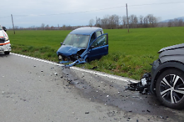 Due auto semi-distrutte nell'incidente stradale: un ferito in codice giallo