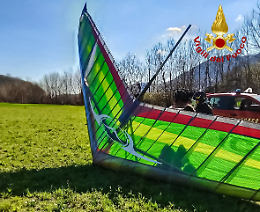 Incidente in cielo, parapendista precipita e finisce all'ospedale 