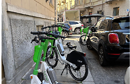 Non solo case, a Torino occupano anche i marciapiedi: "Troppi monopattini e bici parcheggiati a caso"
