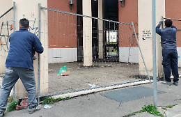 Transenne anti-tossici e clochard: l'intervento nel palazzo di Barriera