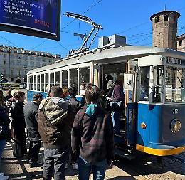 Un tram storico si trasforma in palcoscenico per la Giornata Mondiale della Poesia