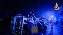 Tir si ribalta in strada nella notte, intervento tempestivo dei soccorsi per risolvere la situazione
