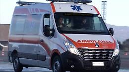 Non si ricorda del freno a mano e investe una donna