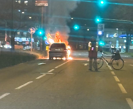 Citroen prende fuoco: paura in piazza Massaua