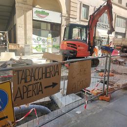 Cartelli fai da te per i commercianti di via Po: «Così sopravviviamo tra i cantieri»