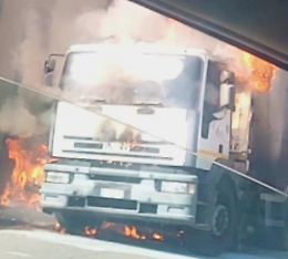 Paura in strada, mezzo della raccolta rifiuti prende fuoco: «I veicoli sono vecchi»