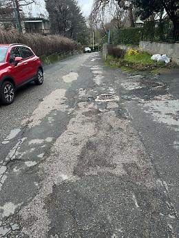 
Asfalto trappola in collina. «Riasfaltatura entro l’anno»