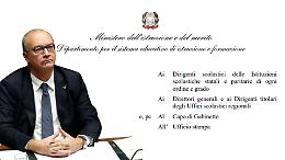 Il Ministro Valditara vieta l'uso di asterisco e schwa nelle scuole: "niente più tutt*, niente più ə, niente più pagliacciate"