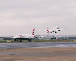 Incendio all'aeroporto di Heathrow a Londra: più di 1300 voli cancellati