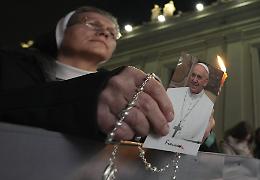 Come sta il papa? Francesco «deve reimparare a parlare» ma domani...