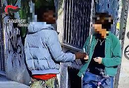 VIDEO - In centro a Torino la droga si nasconde dietro i lampioni e negli sportelli della benzina