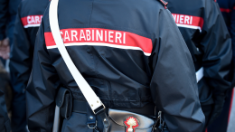 Scatta la furia per gelosia e minaccia l’ex moglie con una mazza: denunciato un 56enne