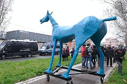 Un cavallo azzurro per protestare contro la riapertura del Cpr