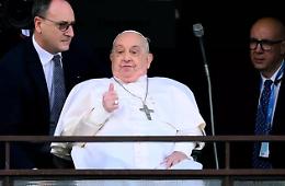 Papa Francesco in ripresa: respira meglio e dice addio all’ossigeno durante il giorno