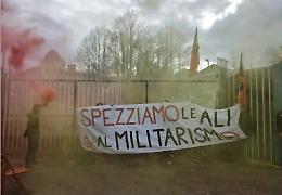 Blitz antimilitarista scuote Torino: protesta contro il nuovo polo bellico