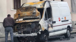 Furgone in fiamme a Barriera di Milano: ipotesi regolamento di conti tra bande
