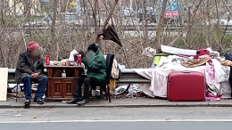 E in strada spunta il salotto dei senzatetto