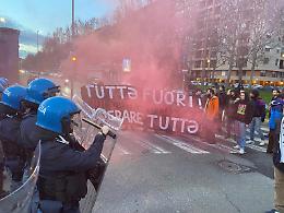 Tensione al Cpr, petardi e spintoni fra manifestanti e polizia