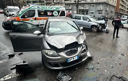Incidente stradale all'incrocio, traffico bloccato e una donna in ospedale