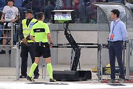 Rivoluzione VAR: arrivano le grafiche sugli schermi e la voce dell’arbitro in diretta