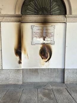 A Vercelli vengono bruciate le corone d'alloro in memoria delle foibe