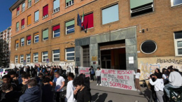 Studente 15enne punta la pistola contro professore, paura al Peano
