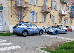 Lite tra gli inquilini per l'officina abusiva nelle case popolari: interviene la polizia
