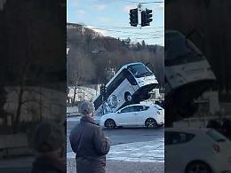 Ecco il momento in cui l'autobus precipita nel Po