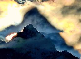 Il Monviso proietta la sua sagoma sulle nuvole in uno spettacolo unico