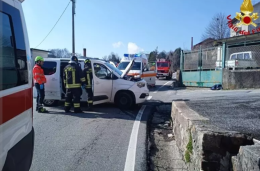 Incidente a Valdilana, vigili del fuoco salvano un uomo incastrato in un furgone dopo un incidente