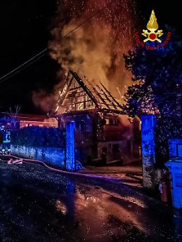 Violento incendio a Trana, va a fuoco una casa in legno