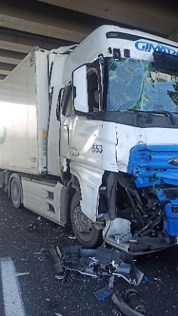 Maxi tamponamento tra tre tir in tangenziale, traffico in tilt