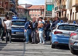 Sgombero a casa del Re delle soffitte, scattano denunce e arresti