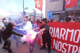 Al corteo dei metalmeccanici, bruciate bandiere UE e Nato