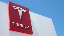 Tesla arranca, ma sopravvive ai dazi di Trump