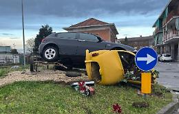 Incredibile incidente, tira dritto alla rotonda e abbatte la fioriera a forma di Fiat Topolino