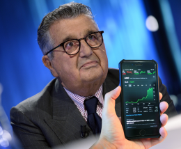 Carlo De Benedetti, la truffa su WhatsApp: "Rubata la mia immagine"
