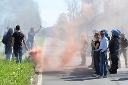 Gli anarchici lanciano palline da tennis contro la polizia davanti al Cpr