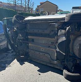 Incidente a Torino, auto si ribalta in strada: ferito il conducente