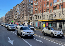La mega-sfilata dei tassisti per le strade di Torino: «Ora basta abusivi. Non possiamo lavorare»
