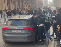 Rapine ai passanti e botte ai vigili in via Roma, ecco il video dell'arresto della baby gang (già liberata)