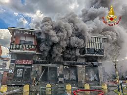 Incendio devasta un negozio, paura a Settimo Torinese