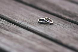 Divorziano per non pagare le tasse ma i cuoricini sui social li incastrano