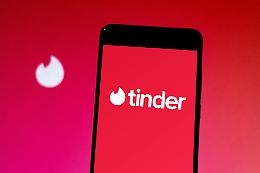Tinder cambia pelle per riconquistare la Gen Z: meno swipe, più connessioni autentiche