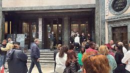 Panico in Galleria San Federico: scoppia un incendio davanti al cinema Lux